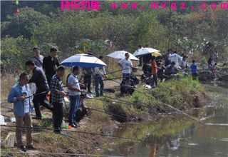 钓鲫鱼鲤鱼草鱼的大水面通杀饵配方