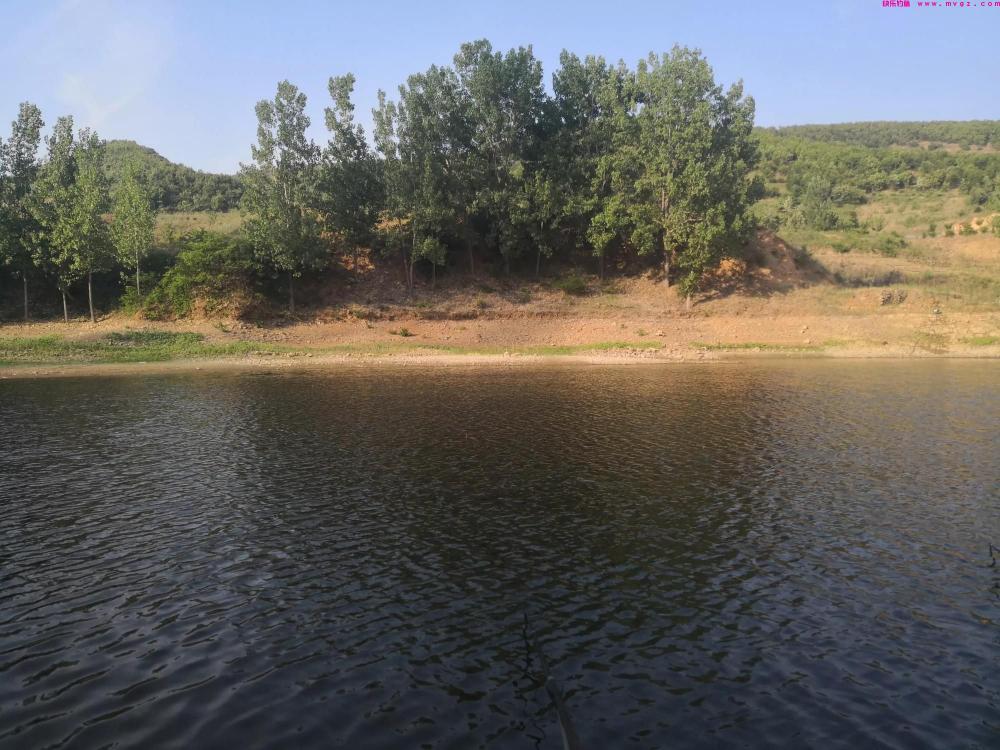 实践证明，五六月份野钓草鱼，要钓宽窄交界