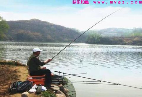 入冬前钓鲤鱼，用饵的小窍门