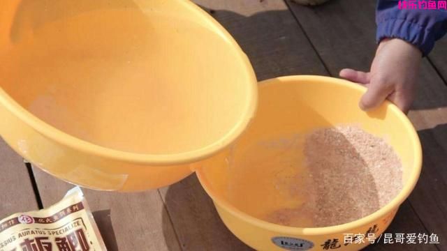 最适合钓鱼新手的三款商品饵配方，价格很便宜，到哪儿都能钓到鱼