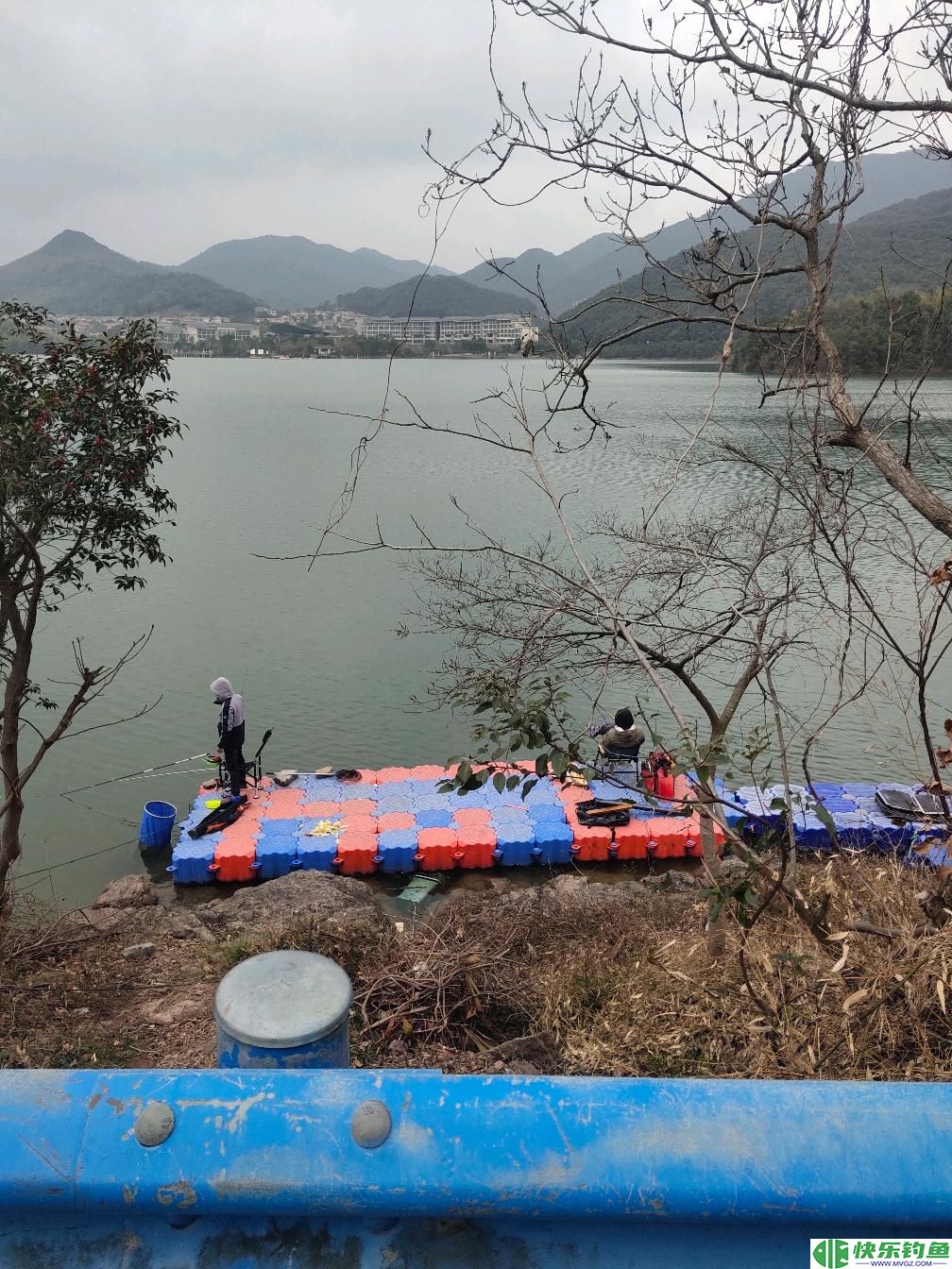 曝光老钓鱼人冬季水库钓大鱼的重点攻略。注重打窝，大鱼连来