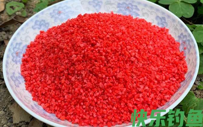 用什么窝料诱鲫鱼最快？